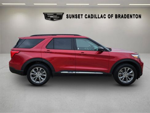 Used 2022 Ford Explorer XLT w/ Equipment Group 202A image 3