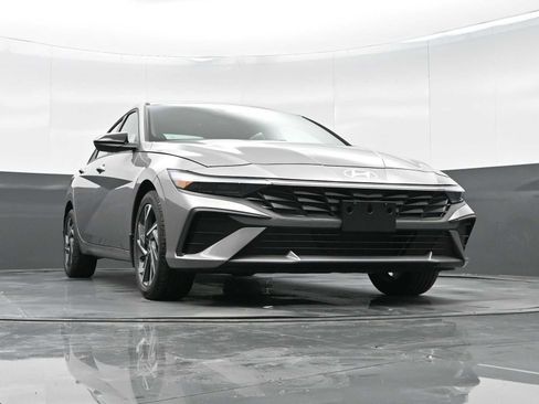 Certified 2025 Hyundai Elantra Sport image 28