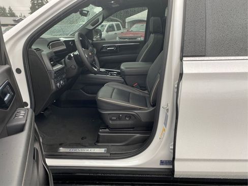 Used 2025 Chevrolet Suburban Premier image 9