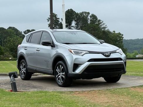 Used 2018 Toyota RAV4 LE FWD image 1