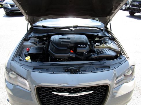 Used 2019 Chrysler 300 S image 33