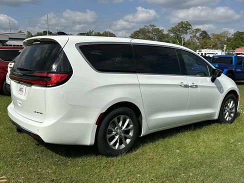 New 2026 Chrysler Pacifica Limited w/ Trailer Tow Group FWD image 17