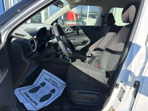 Certified 2025 Hyundai Venue SE image 11