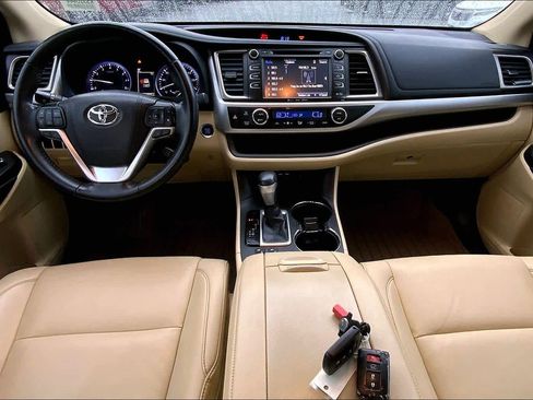 Used 2019 Toyota Highlander XLE image 15