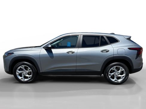 Used 2024 Chevrolet Trax LS w/ LS Convenience Package FWD image 2