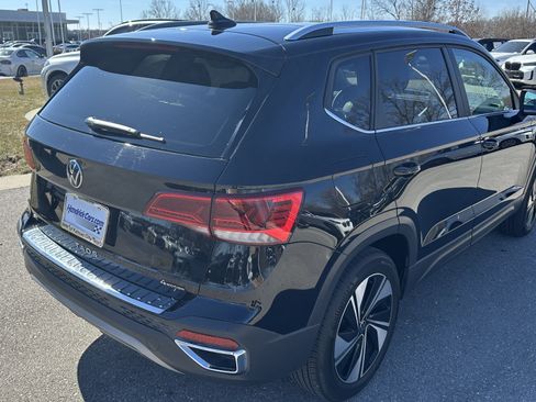 Used 2024 Volkswagen Taos SE w/ Panoramic Sunroof Package image 10