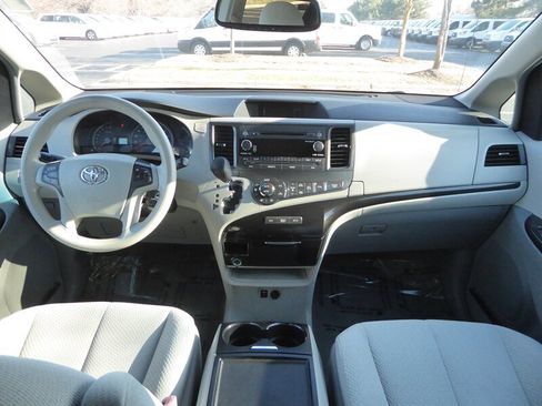 Used 2014 Toyota Sienna LE image 9