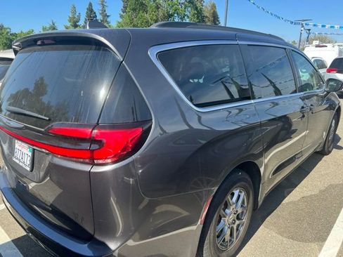 Used 2021 Chrysler Pacifica Touring image 5