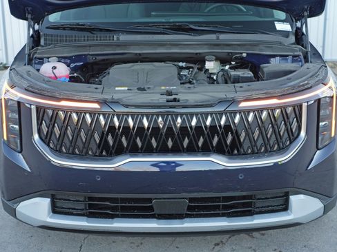 Used 2025 Kia Carnival image 8