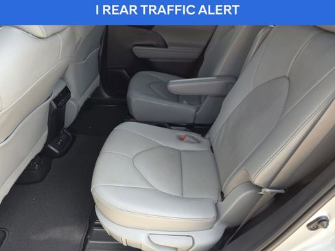 Used 2020 Toyota Highlander Limited image 18