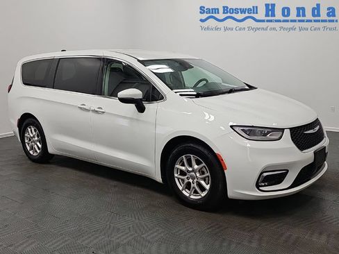 Used 2023 Chrysler Pacifica Touring-L FWD image 1