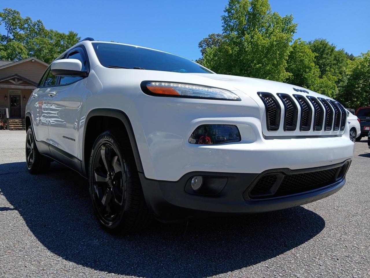 Used 2018 Jeep Cherokee Latitude w/ Altitude Package FWD image 4