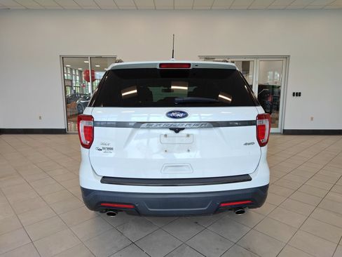 Used 2019 Ford Explorer XLT w/ Equipment Group 202A AWD/4WD image 4