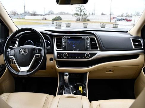 Used 2018 Toyota Highlander XLE image 19