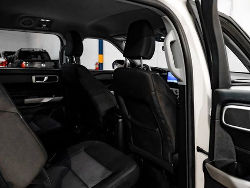 Used 2023 Ford Explorer XLT RWD image 35