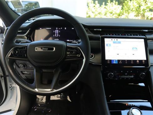 Used 2023 Jeep Grand Cherokee Overland w/ Luxury Tech Group IV RWD image 8