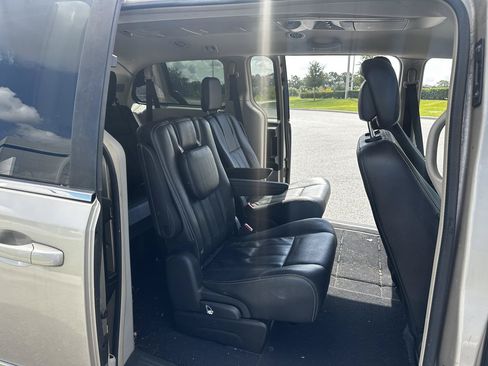 Used 2016 Chrysler Town & Country Touring FWD image 9