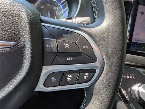 Used 2025 Chrysler Pacifica Select FWD image 38