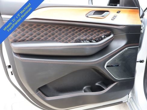 Used 2022 Jeep Grand Cherokee Summit AWD/4WD image 22