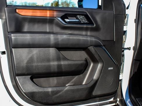 Used 2025 GMC Yukon Denali image 8