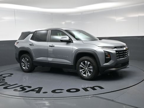 Used 2026 Chevrolet Equinox LT FWD image 2