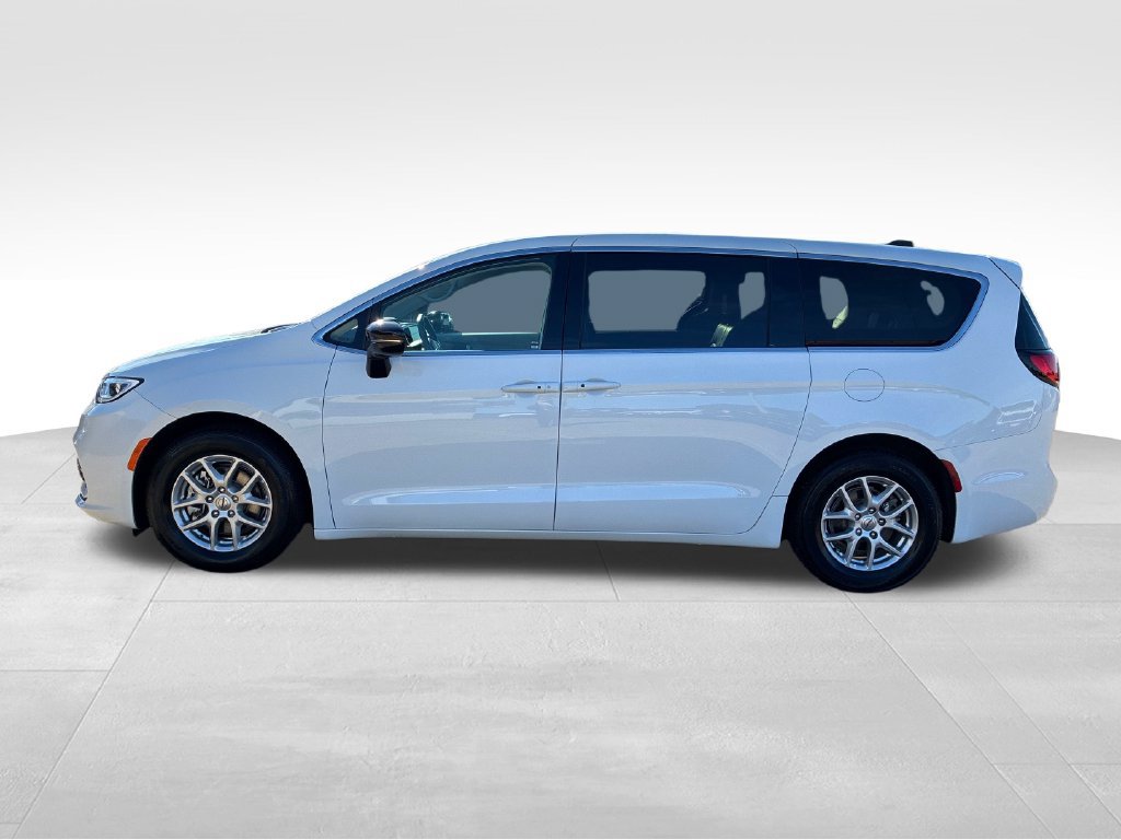 Used 2024 Chrysler Pacifica Touring-L FWD image 2
