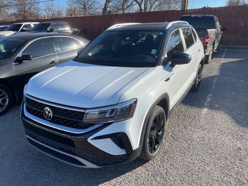 Used 2023 Volkswagen Taos SE w/ Panoramic Sunroof Package image 2