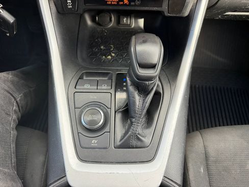 Used 2021 Toyota RAV4 LE AWD/4WD image 19