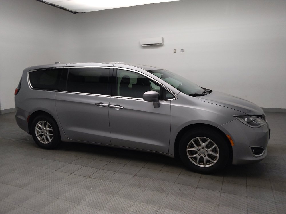 Used 2020 Chrysler Pacifica Touring FWD image 11