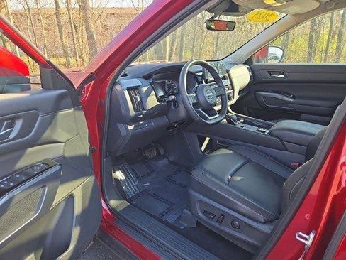 Certified 2025 Nissan Pathfinder SL w/ SL Premium Package image 12