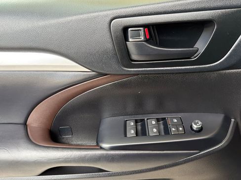 Used 2019 Toyota Highlander Plus w/ Carpet Mat Package (TMS) FWD image 12