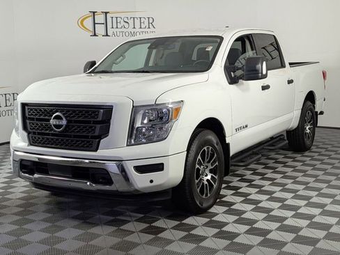 Used 2024 Nissan Titan SV w/ SV Convenience Package image 4