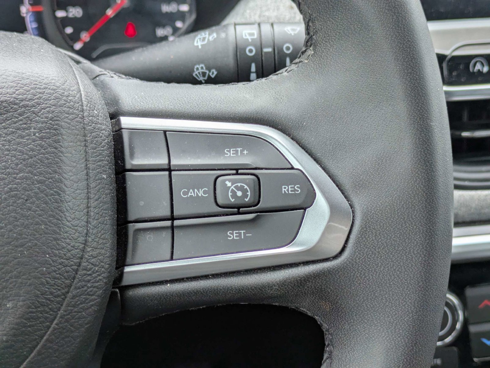 Used 2024 Jeep Compass Latitude AWD/4WD image 25