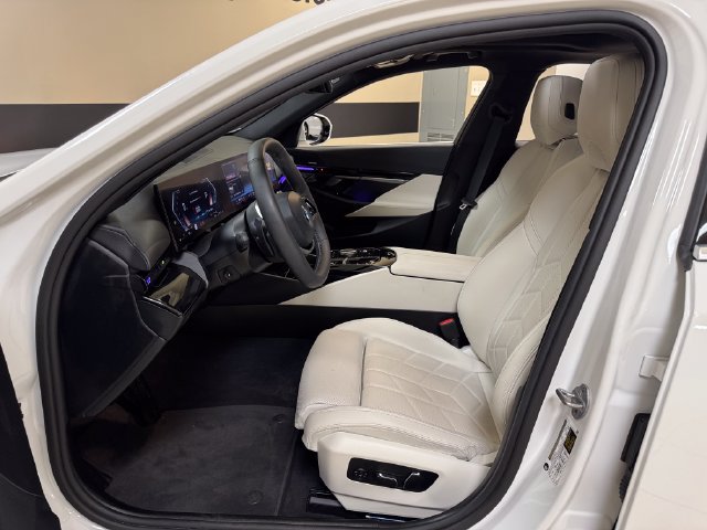 Used 2024 BMW 530i w/ Convenience Package RWD image 8