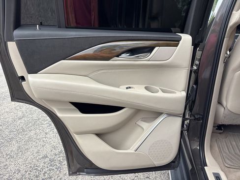 Used 2020 Cadillac Escalade Luxury AWD/4WD image 22