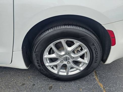 Used 2023 Chrysler Pacifica Touring-L FWD image 12