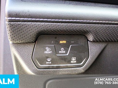 Used 2025 Volkswagen Atlas SE image 32