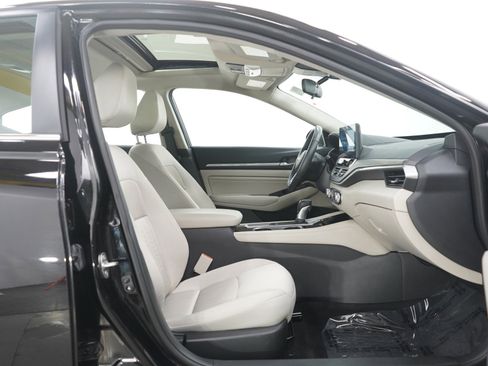 Used 2023 Nissan Altima 2.5 SV w/ SV Premium Package image 11