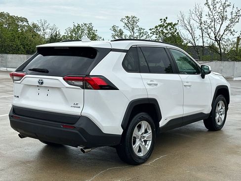 Used 2021 Toyota RAV4 LE image 4