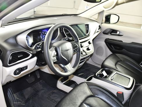 Used 2024 Chrysler Pacifica Touring-L FWD image 2