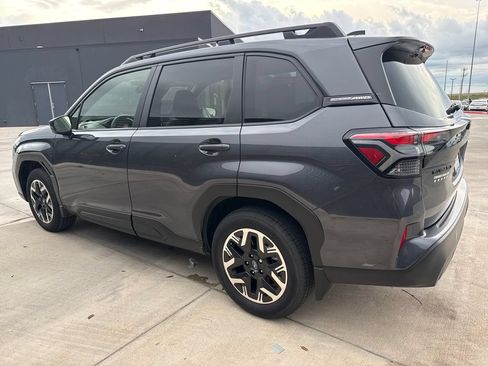Used 2025 Subaru Forester Premium AWD/4WD image 3