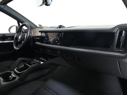 Certified 2025 Porsche Cayenne S image 18