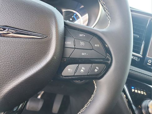 Used 2023 Chrysler Pacifica Touring-L w/ Uconnect Theater Family Group FWD image 23