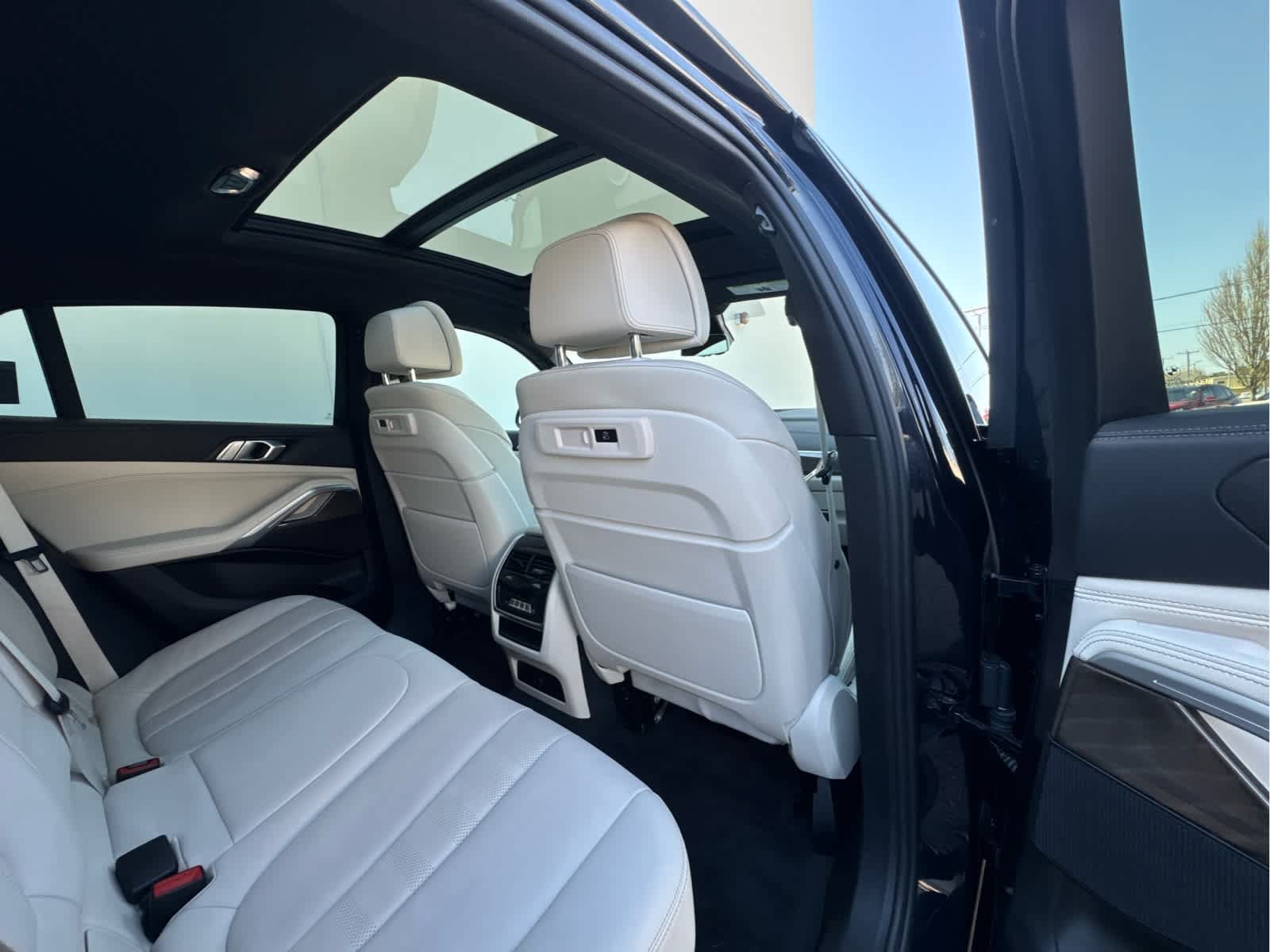 Used 2022 BMW X6 xDrive40i w/ M Sport Package AWD/4WD image 28