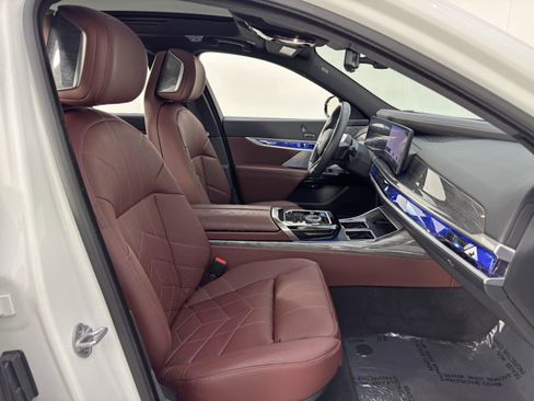 Used 2023 BMW i7 xDrive60 w/ Executive Package 2 AWD/4WD image 15
