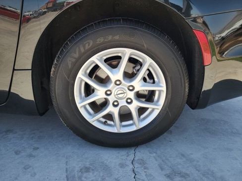 Used 2023 Chrysler Pacifica Touring-L image 13