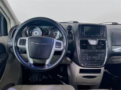 Used 2016 Chrysler Town & Country Touring-L image 20