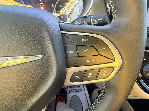 Used 2024 Chrysler Pacifica Touring-L image 18