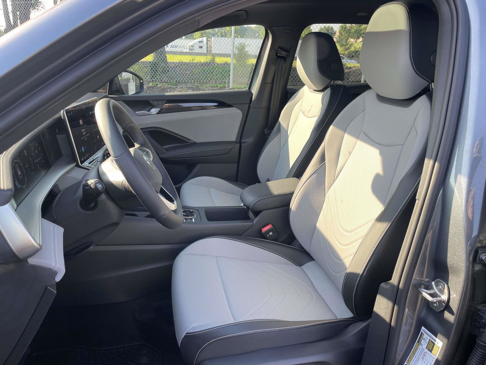 New 2026 Volkswagen Tiguan SE R-Line FWD image 17