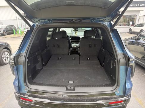 Used 2025 Chevrolet Traverse High Country image 11